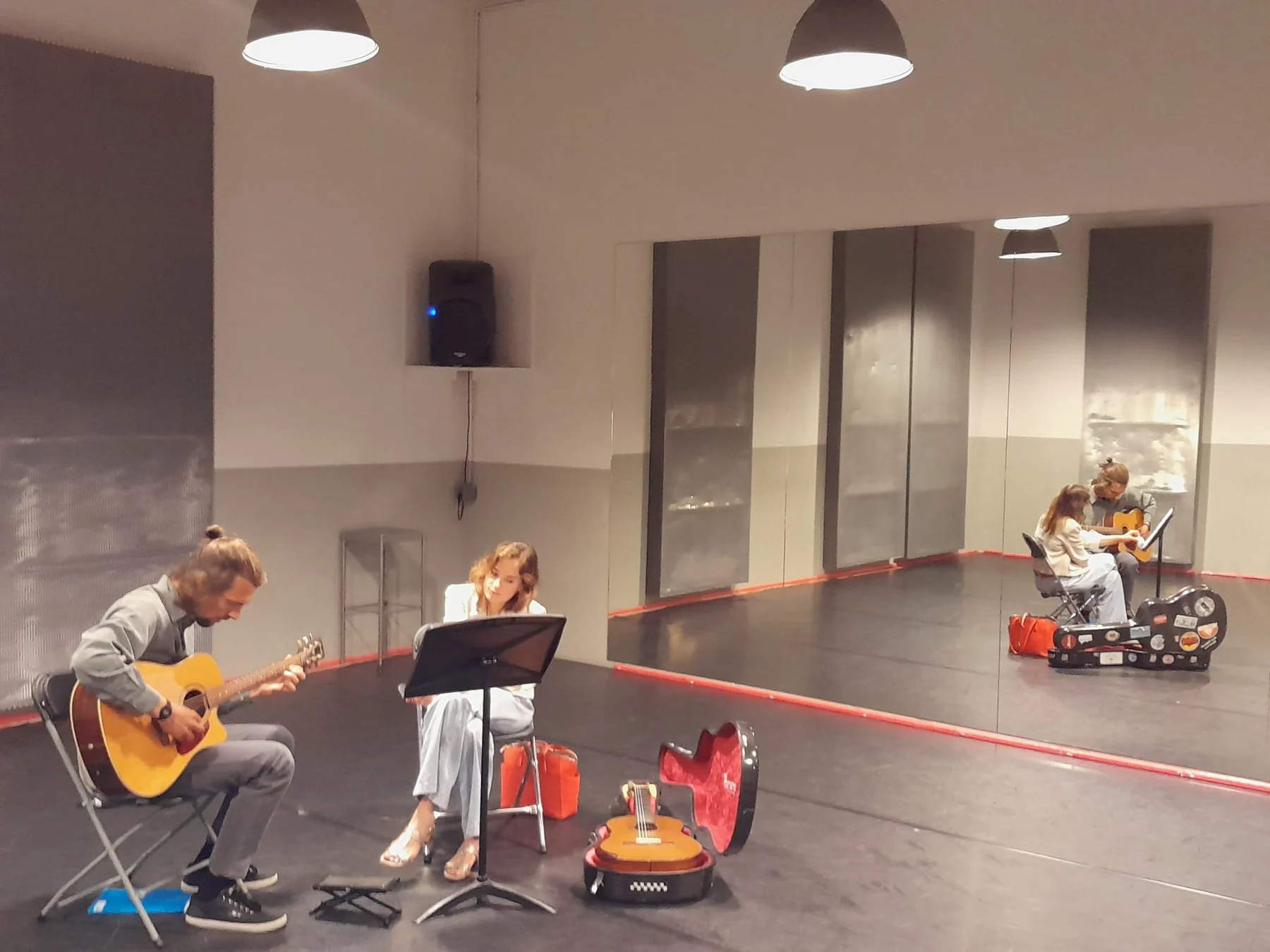 A guitar masterclass in a mirrored rehearsal studio